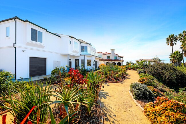 Building Photo - 3811 Vista Blanca