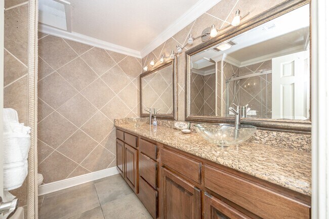 Building Photo - 3 Bedroom 2 Bath Back Bay Luxury Rental Home