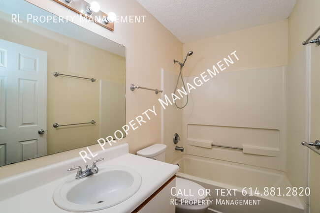 Building Photo - Spacious 3 bedroom 2.5 bathroom condo near...