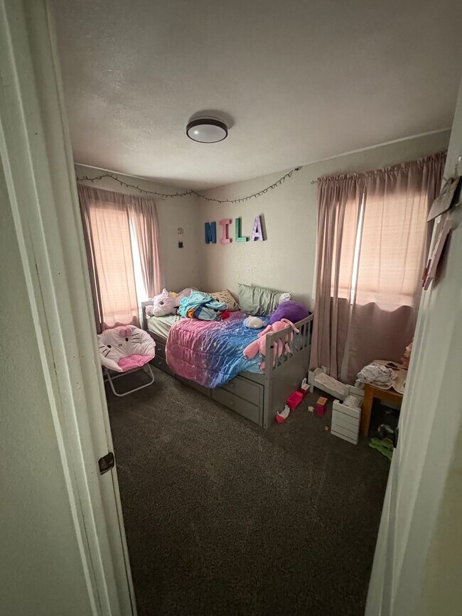 Building Photo - 3 Bed 1 Bath Updated Single Family home