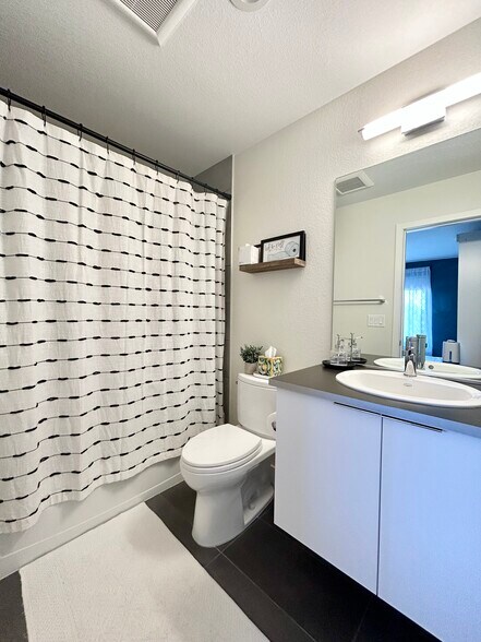 Building Photo - 1198 S Reed Way