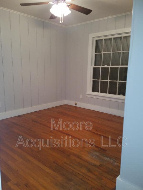 Building Photo - 221 Leonard Dr