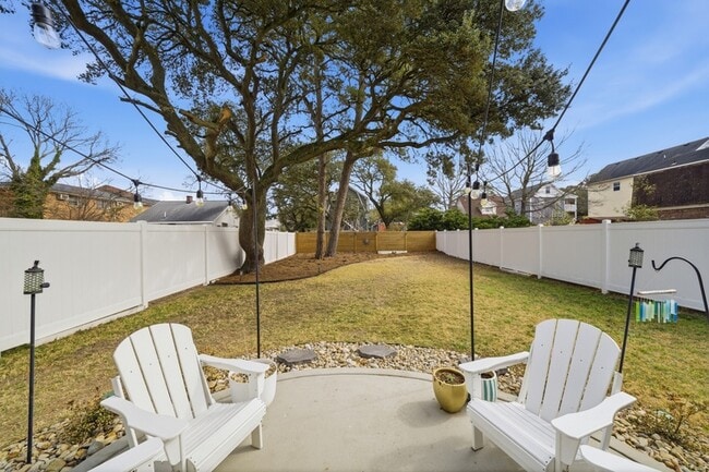 Building Photo - 9610 7th Bay St