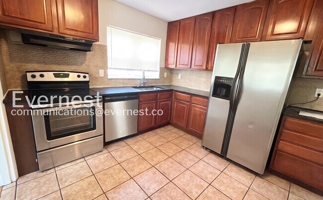 Building Photo - 3 Bed / 1 Bath / Vouchers Accepted / Available Now!