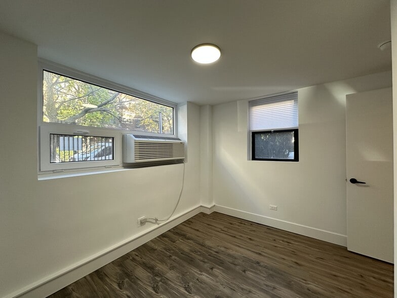 Building Photo - 941 W Carmen Ave