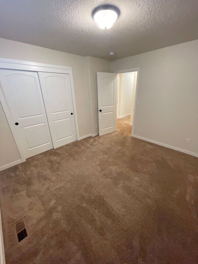 Building Photo - Dont miss out on this charming four bedroom home!