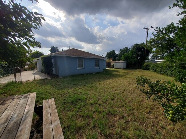Building Photo - CUTE 2 BEDROOM HOUSE IN GLENDORA WITH LOTS...