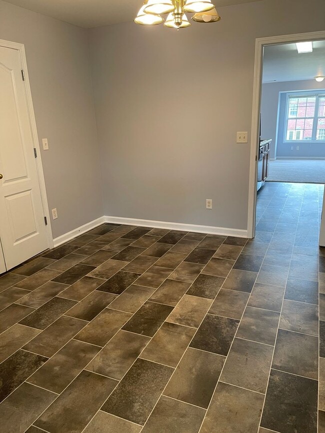 Building Photo - Spacious Townhouse