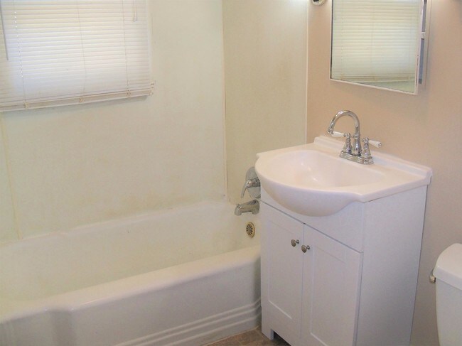 Building Photo - 416 Howard Ave