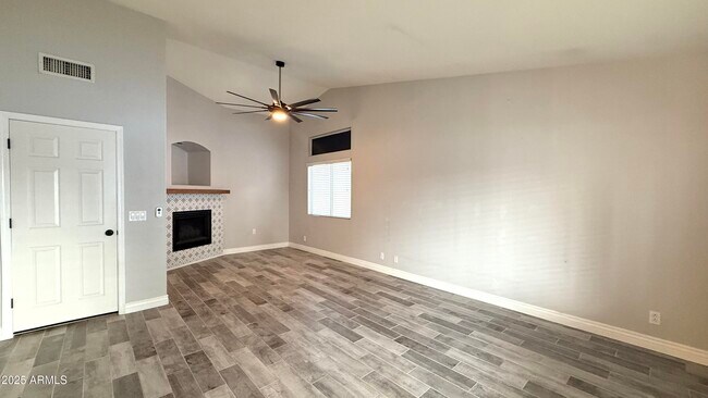 Building Photo - 151 W Shamrock St