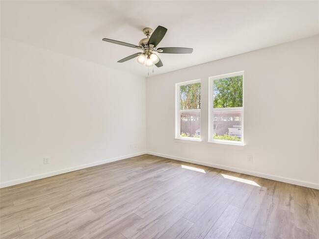 Building Photo - 903 Romeria Dr