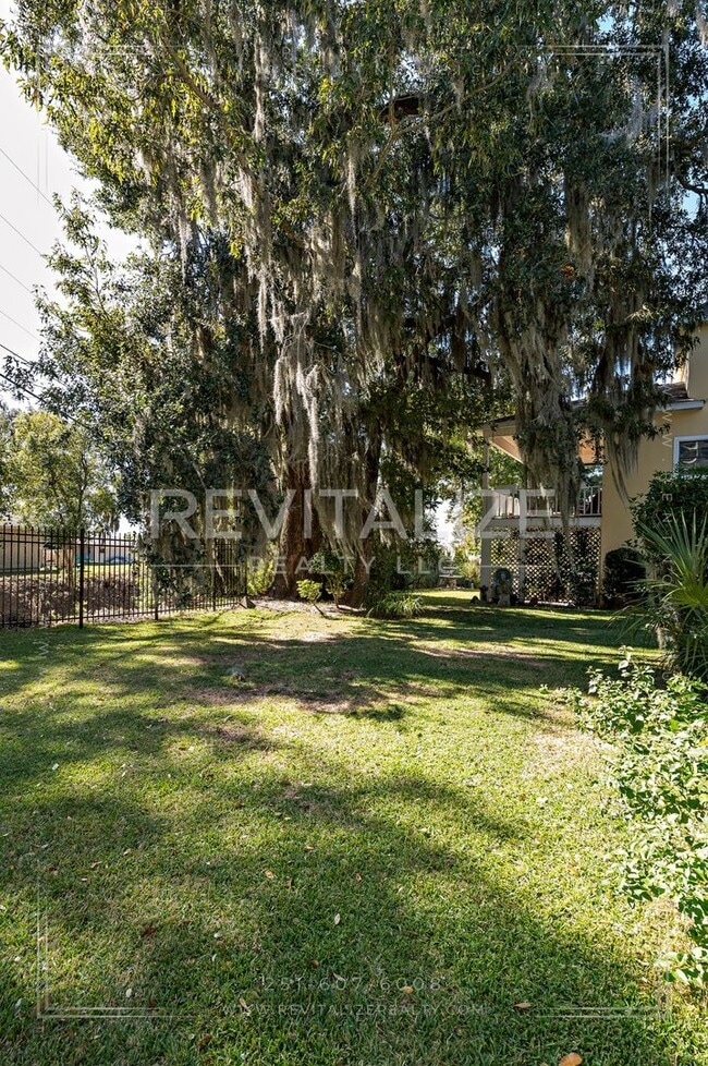 Building Photo - Charming 3-Level Home with Water Access in...