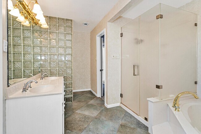 Building Photo - 50 April Point Dr S