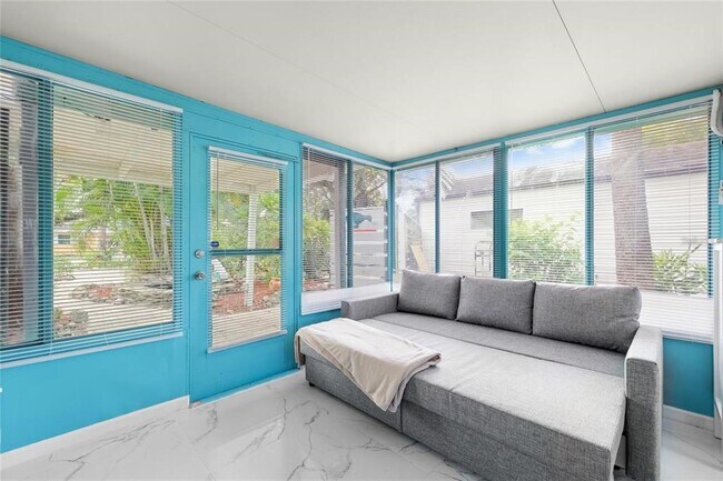 Building Photo - 8825 Oak St