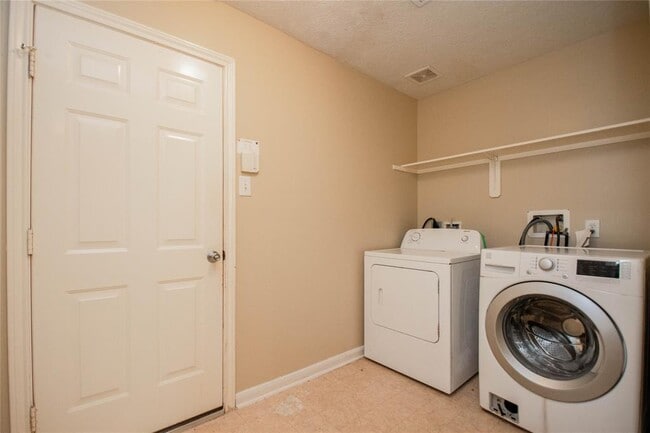 Building Photo - 7731 Las Flores Dr