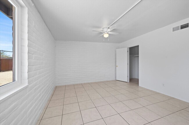 Building Photo - Eastside Spacious home
