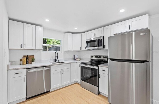 Building Photo - Modern 2-Bedroom Duplex w/ BRAND NEW Washer & Dryer – Quiet, Safe Area in Seminole Heights