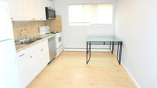 Building Photo - 11 Woodcrest Ct