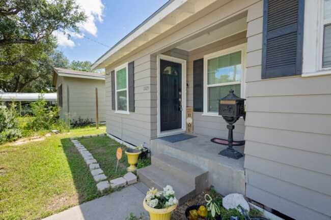 Building Photo - 1325 Ray Dr