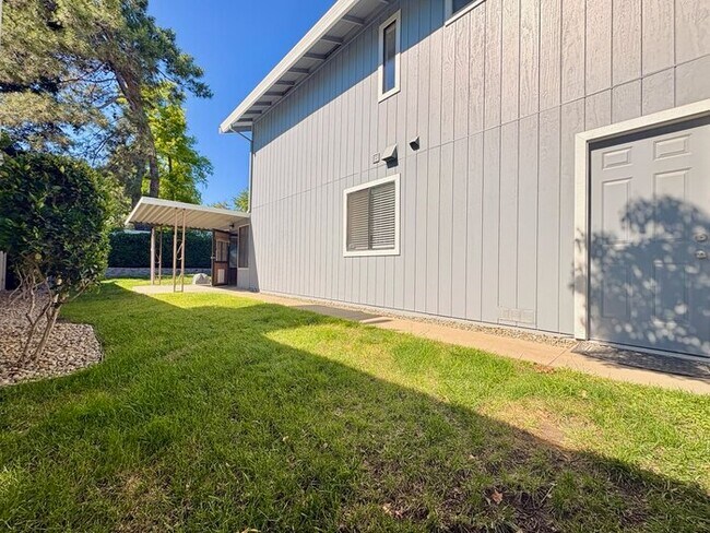 Building Photo - Beautiful 3 bedroom 2.5 bathroom in Antelope!