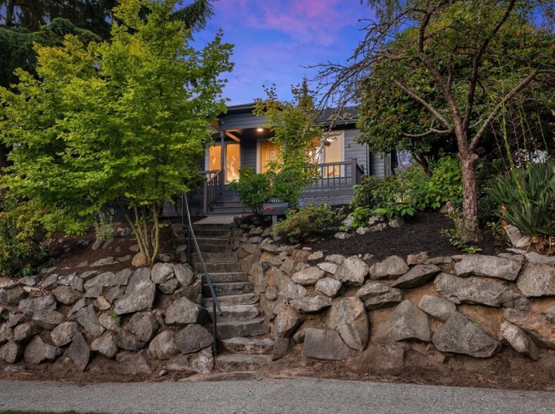 Building Photo - 4258 33rd Ave W