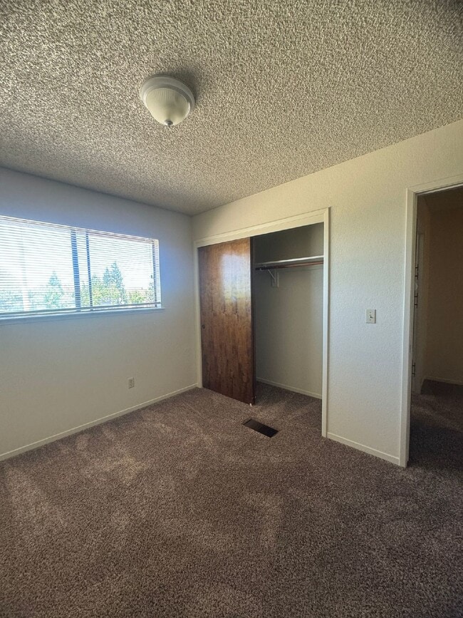 Building Photo - Two Bedroom Townhome Available mid-November