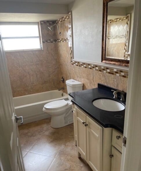 Main bathroom - 5252 Mosaic Dr