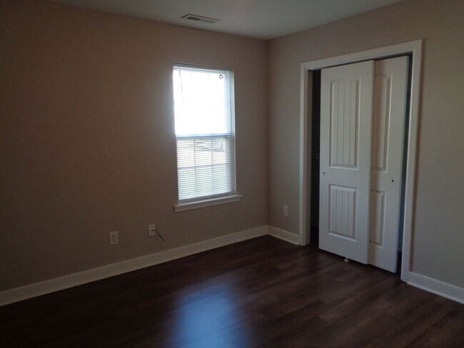 Building Photo - One Level House for Rent-Off Main St.-Minutes from Downtown