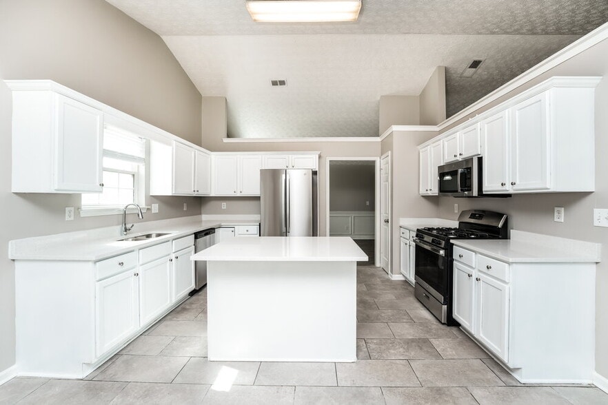 Building Photo - 120 Champions Ln