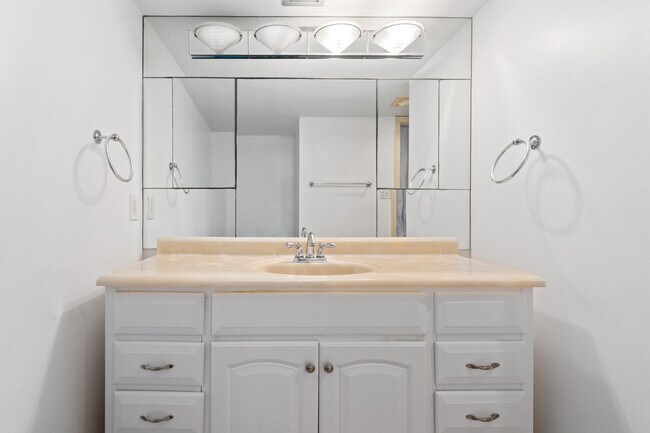 Building Photo - 5380 N Ocean Dr