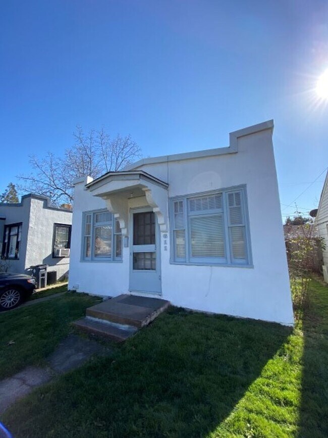 Building Photo - Quaint 1 Bed 1 Bath Home in Medford