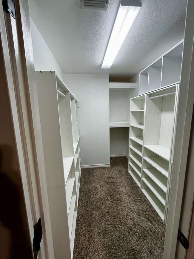 Building Photo - 1600 Knight Trail