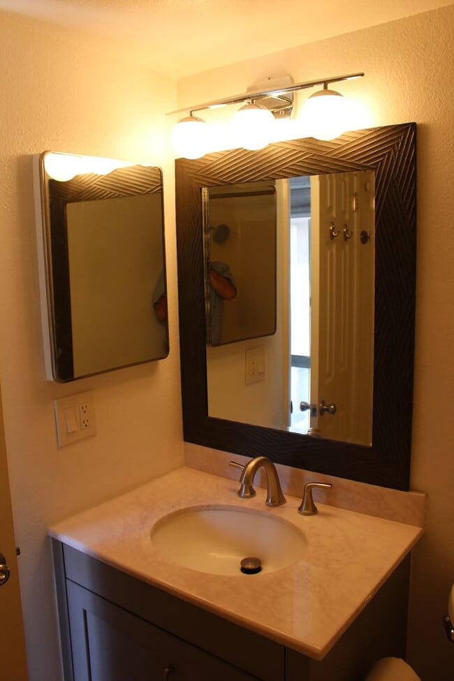 Building Photo - Upstairs 1 bedroom in Fairmont Gardens Com...