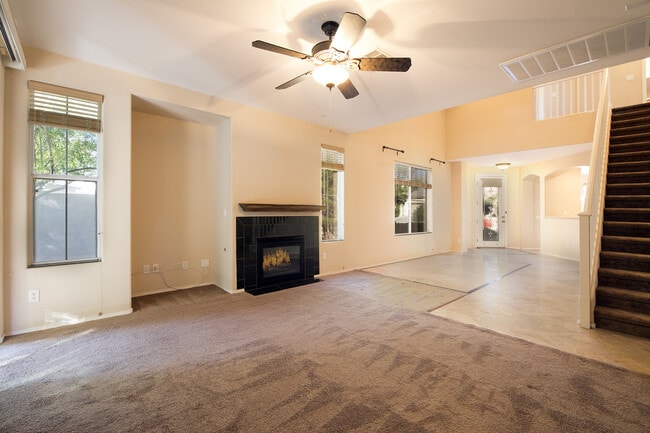 Building Photo - SUMMERLIN Home 3 Bedrooms + Small Loft - M...