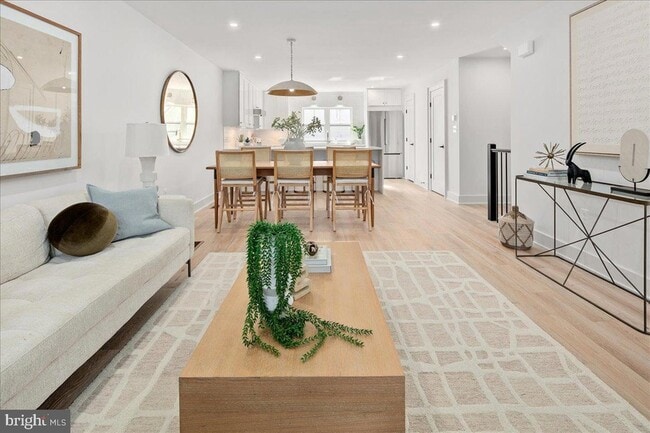 Building Photo - 909 N Irving St