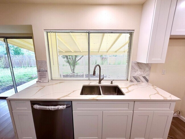 Building Photo - **COMING SOON** Newly Renovated 3 Bedroom ...