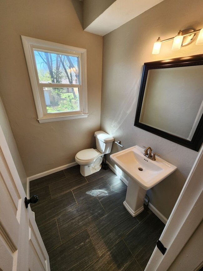Building Photo - Spacious 3-Bedroom, 1.5-Bathroom Home AVAI...