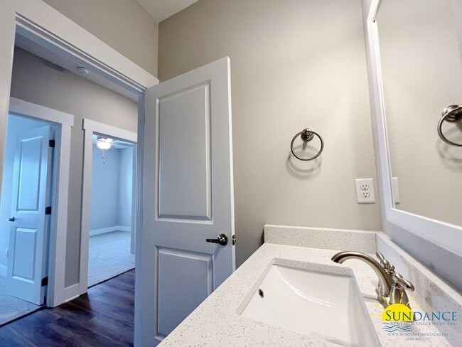 Building Photo - Beautiful 3 Bedroom 2.5 Bathroom Townhome with Garage!