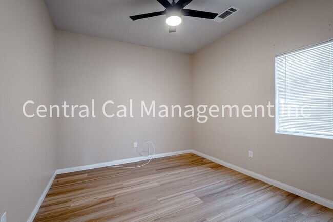 Building Photo - 4 Bedroom/2 Bath Home in the Southwest - $2595 Per Month!