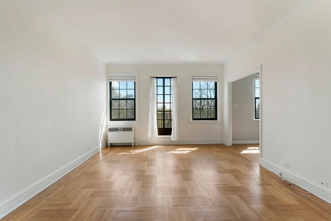 Building Photo - 14 N Chatsworth Ave