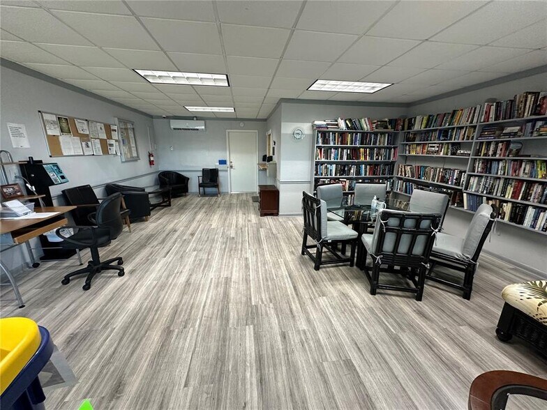 Building Photo - 2420 Park Ln