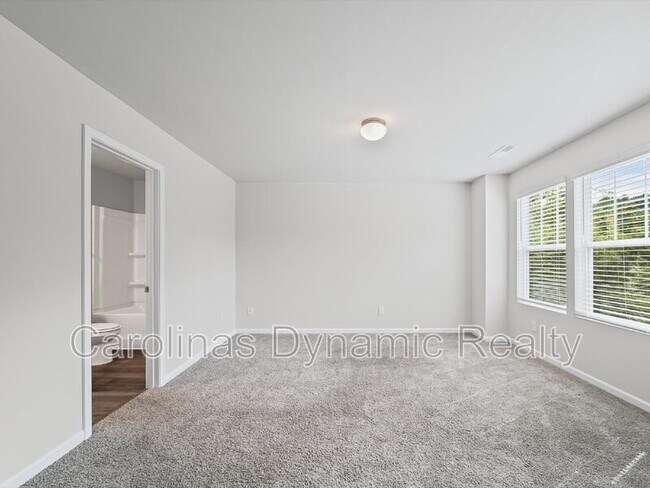 Building Photo - 914 S Battleground Ave