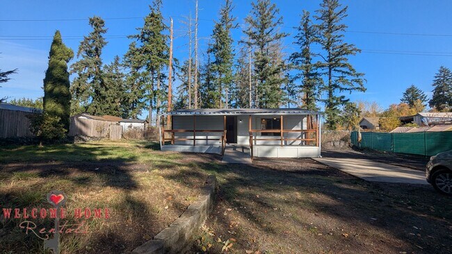 Building Photo - Huge fenced lot - bring your boat, trucks,...