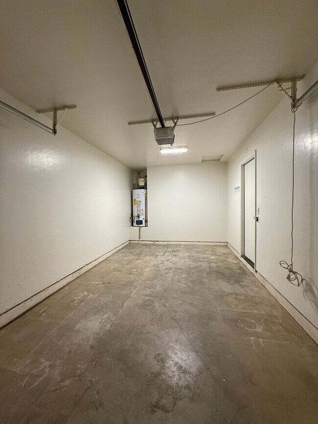 Building Photo - 8412 E Lakeshore Dr