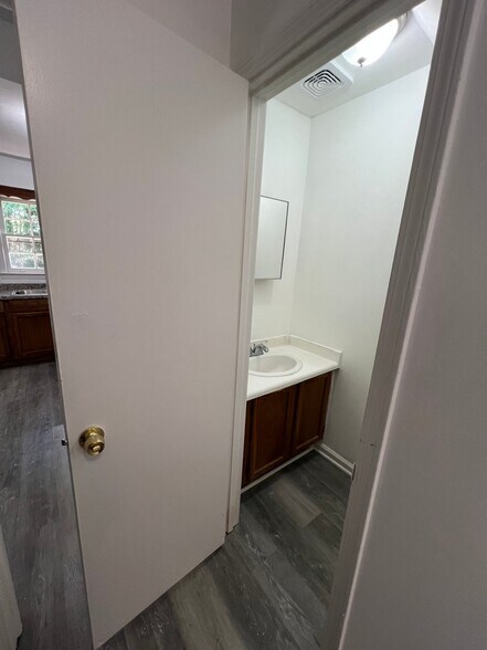 Building Photo - 424 Tarragon Wy SW