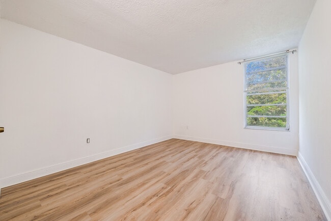 Building Photo - 8860 Fontainebleau Blvd