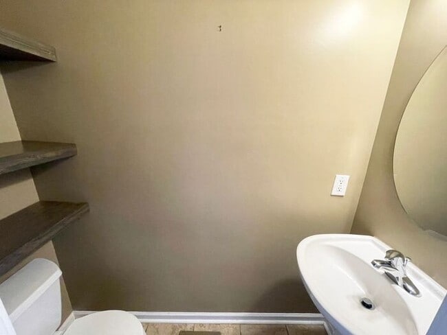 Building Photo - Northeast / Elgin- Offering Self Guided Tour with RENTLY!