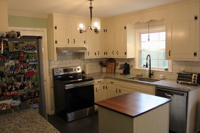 Building Photo - 334 Thalia Dr