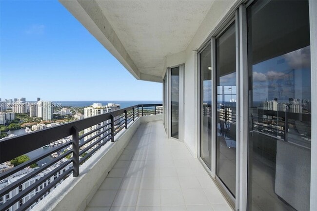 Building Photo - 3500 Mystic Pointe Dr