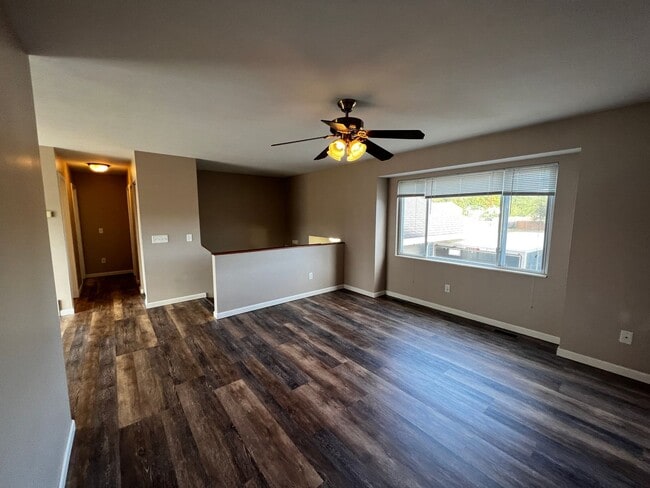 Building Photo - Bright & Beautiful 3-Bedroom Spacious, Mov...